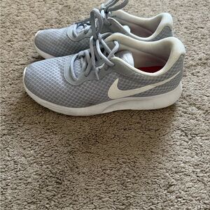 Nike Women's Light Gray Sneakers